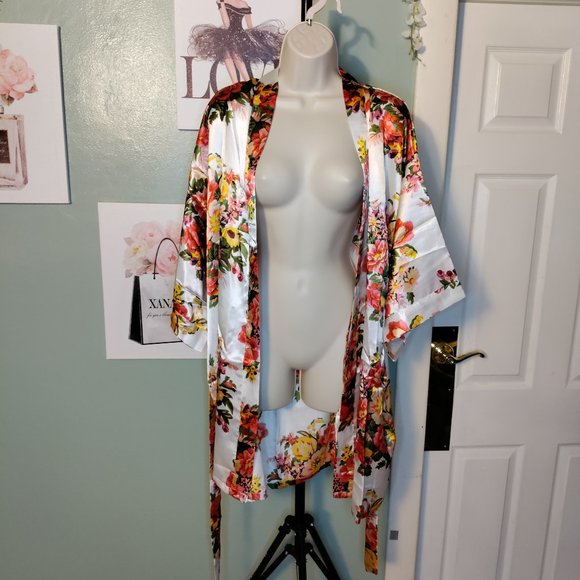 Women's Floral Kimono Satin Short Robe Size: M / L - Picture 6 of 13